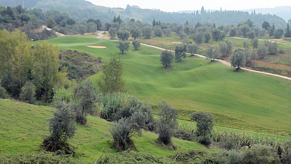 aufnahme des Aufstieges zum Grün der Bahn 12 Mountain Course Castelfalfi